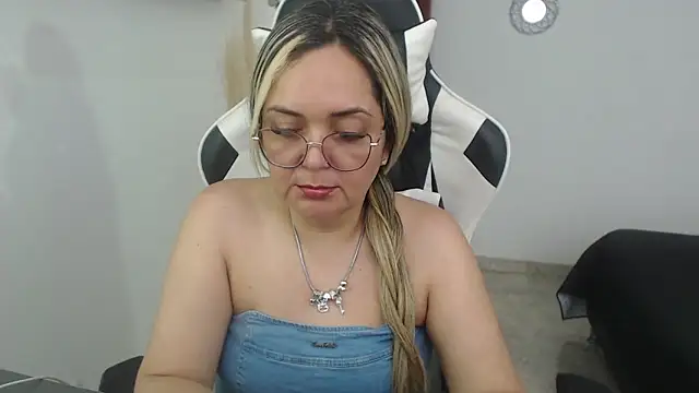 Snapshot of samy_vsn chatting on 05.17.26 samy vsn online show from 05.17.26