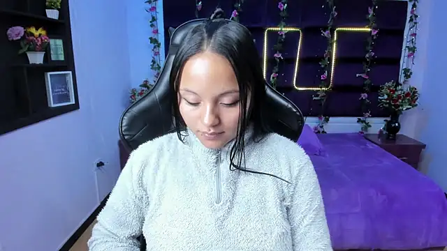 Snapshot of sweelanna__ chatting on 02.19.25 sweelanna online show from 02.19.25