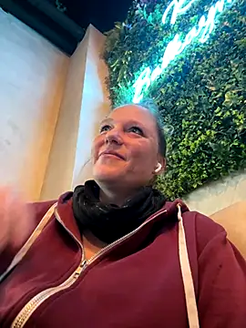 MoniqueLaFee online show from 12.16.25