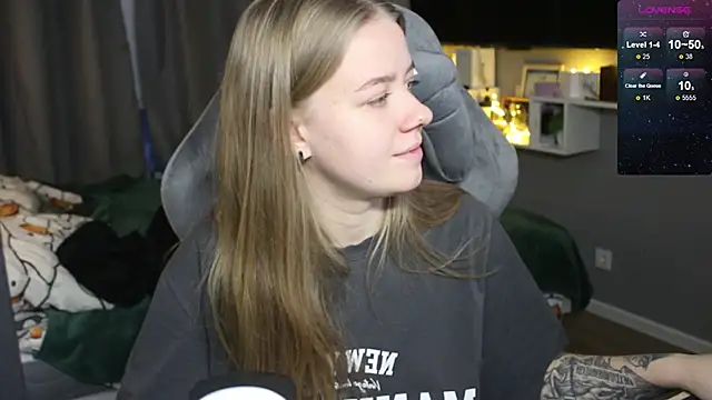 Snapshot of candy_maggie chatting on 12.16.24 candy maggie online show from 12.16.24