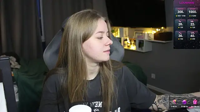Snapshot of candy_maggie chatting on 12.17.24 candy maggie online show from 12.17.24