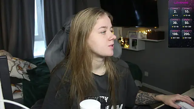 Snapshot of candy_maggie chatting on 12.19.24 candy maggie online show from 12.19.24