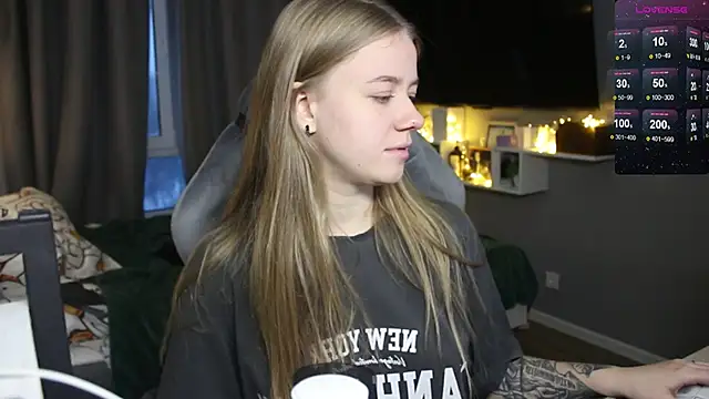 Snapshot of candy_maggie chatting on 12.19.24 candy maggie online show from 12.19.24