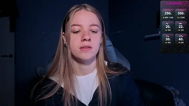 Snapshot of candy_maggie chatting on 09.30.25 candy maggie online show from 09.30.25