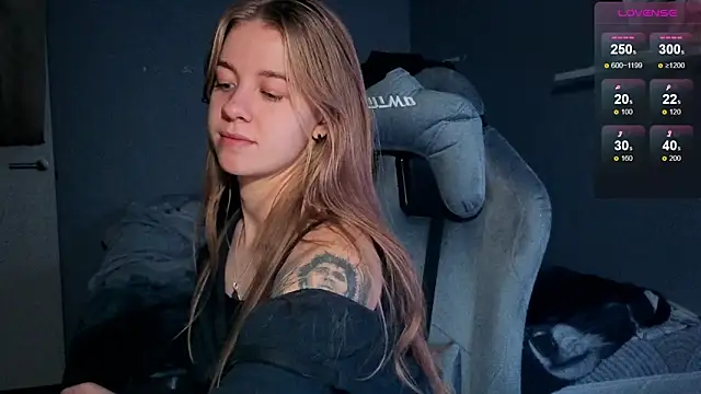 Snapshot of candy_maggie chatting on 11.04.25 candy maggie online show from 11.04.25