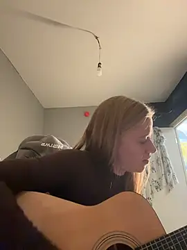 Snapshot of candy_maggie chatting on 11.16.25 candy maggie online show from 11.16.25