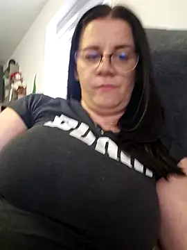 Snapshot of KristenVega chatting on 10.26.25 KristenVega online show from 10.26.25