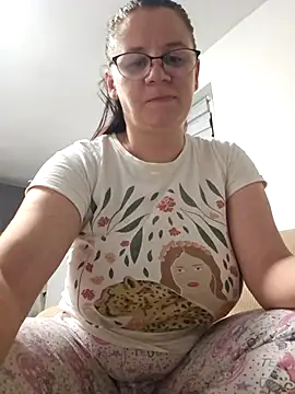 Snapshot of KristenVega chatting on 11.03.25 KristenVega online show from 11.03.25