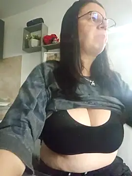 Snapshot of KristenVega chatting on 11.05.25 KristenVega online show from 11.05.25