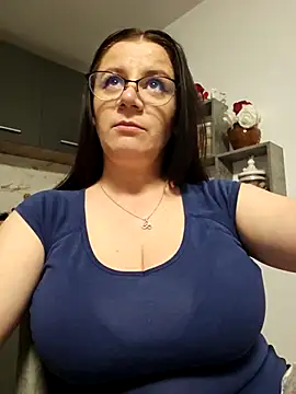 Snapshot of KristenVega chatting on 11.07.25 KristenVega online show from 11.07.25