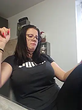 Snapshot of KristenVega chatting on 11.21.25 KristenVega online show from 11.21.25