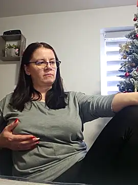 Snapshot of KristenVega chatting on 12.04.25 KristenVega online show from 12.04.25