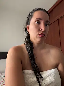 Snapshot of emely_sexx20 chatting on 05.17.26 emely sexx20 online show from 05.17.26