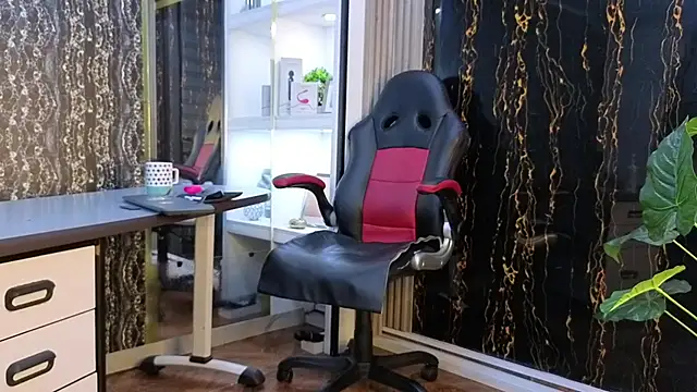 MissEscarleth online show from 09.30.25