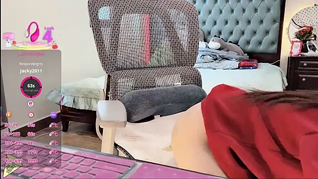 Snapshot of Berrysweet_68 chatting on 10.31.25 Berrysweet 68 online show from 10.31.25