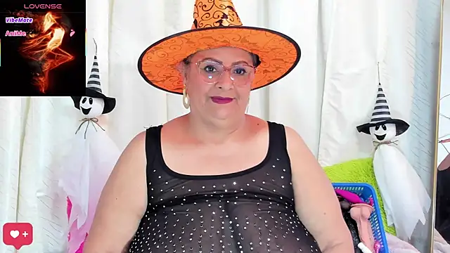 Snapshot of BBW_salome chatting on 10.27.25 BBW salome online show from 10.27.25