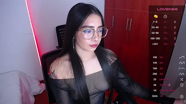 Snapshot of megan_bluee23 chatting on 03.18.25 megan bluee23 online show from 03.18.25