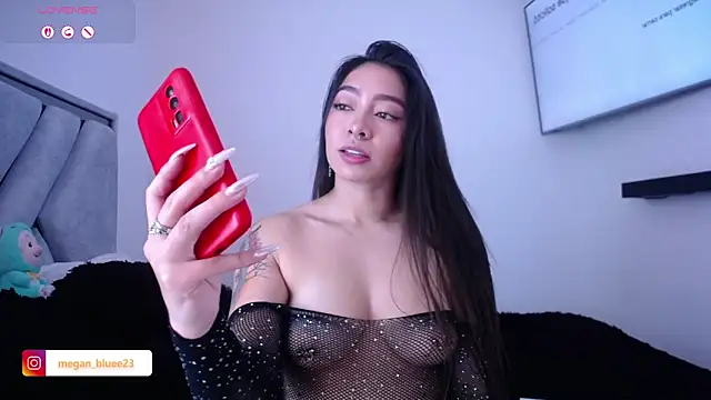 Snapshot of megan_bluee23 chatting on 10.01.25 megan bluee23 online show from 10.01.25