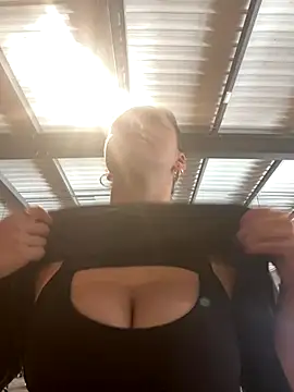 Luccreccia  online show from 10.12.25