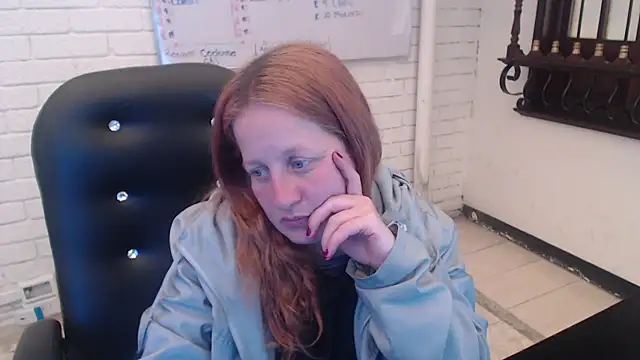 Snapshot of ViioletaMora chatting on 02.08.25 ViioletaMora online show from 02.08.25