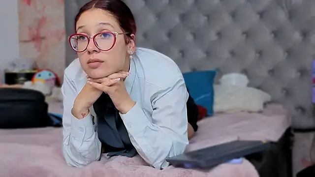 Snapshot of ValeryRossell chatting on 11.19.25 ValeryRossell online show from 11.19.25