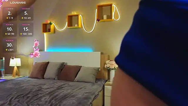 oliviabr0wn0 online show from 02.21.25