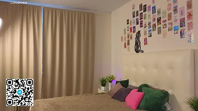 oliviabr0wn0 online show from 10.05.25