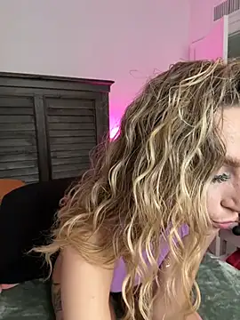 Snapshot of BrattyBae_xo chatting on 01.10.25 BrattyBae xo online show from 01.10.25