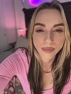 Snapshot of BrattyBae_xo chatting on 10.06.25 BrattyBae xo online show from 10.06.25
