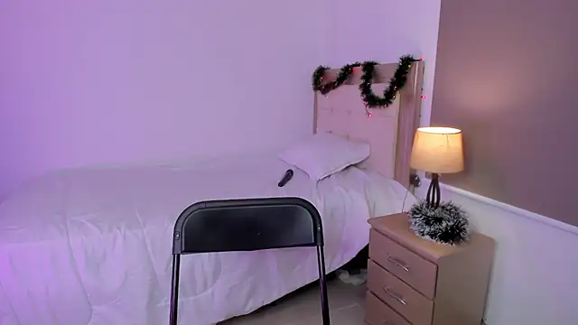 Snapshot of vale_kross chatting on 12.17.24 vale kross online show from 12.17.24