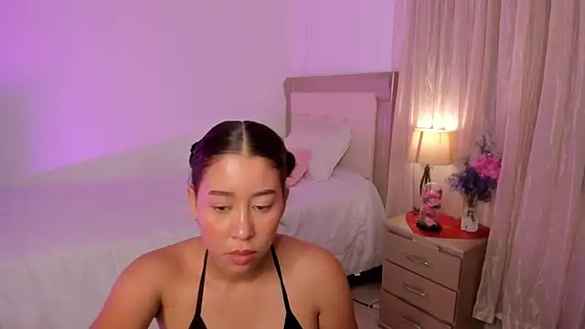 Snapshot of vale_kross chatting on 02.08.25 vale kross online show from 02.08.25