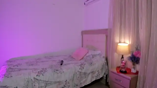 Snapshot of vale_kross chatting on 03.04.25 vale kross online show from 03.04.25