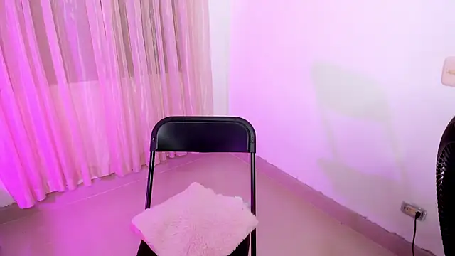 Snapshot of vale_kross chatting on 10.25.25 vale kross online show from 10.25.25