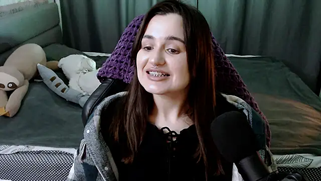 Snapshot of KiraYammy chatting on 02.14.25 KiraYammy online show from 02.14.25