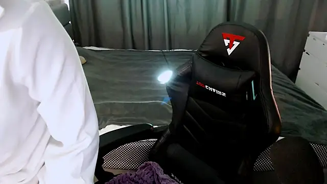 Snapshot of KiraYammy chatting on 03.16.25 KiraYammy online show from 03.16.25