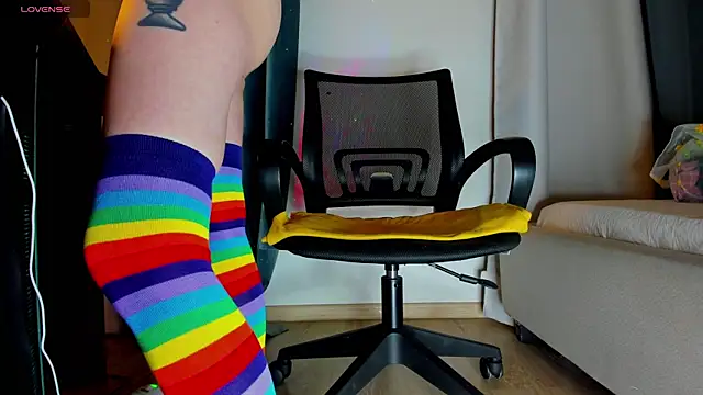 Snapshot of HunnyWifey chatting on 11.23.25 HunnyWifey online show from 11.23.25