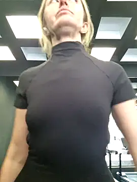 Miss    Mia  online show from 11.28.25