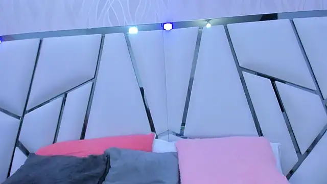  aurora18  online show from 02.07.25