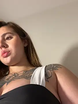 Snapshot of ValerieHilton chatting on 03.21.25 ValerieHilton online show from 03.21.25