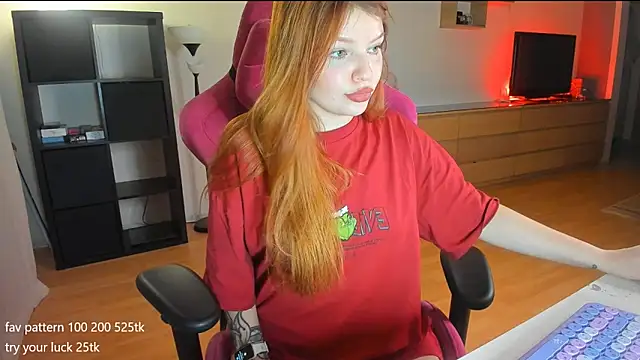 Snapshot of lil_lia chatting on 12.13.24 lil lia online show from 12.13.24