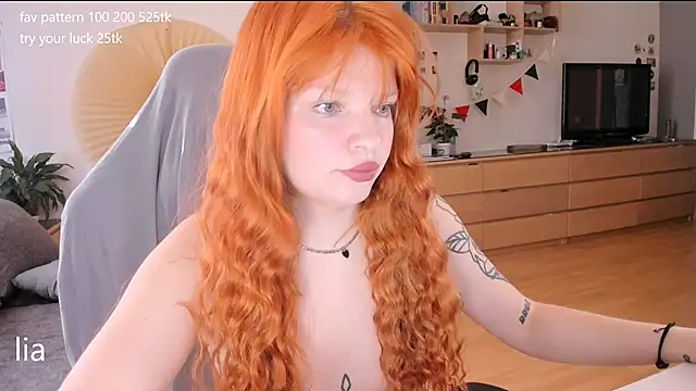 Snapshot of lil_lia chatting on 10.01.25 lil lia online show from 10.01.25