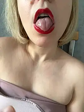 Snapshot of Yourdirtybitch chatting on 01.11.25 Yourdirtybitch online show from 01.11.25