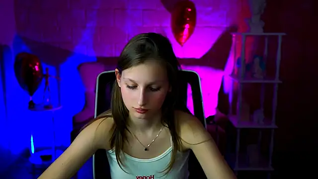 Snapshot of EllaHorton chatting on 03.05.25 EllaHorton online show from 03.05.25