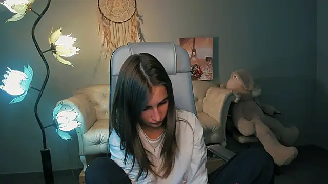 Snapshot of EllaHorton chatting on 03.18.25 EllaHorton online show from 03.18.25