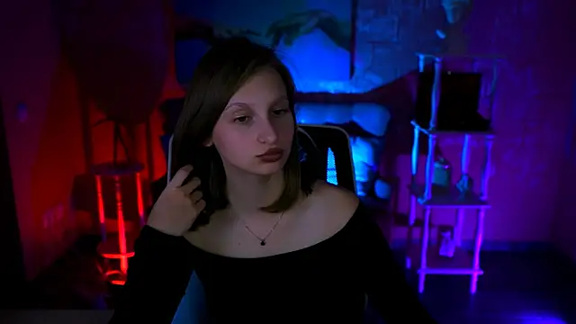 Snapshot of EllaHorton chatting on 09.23.25 EllaHorton online show from 09.23.25