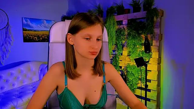 Snapshot of EllaHorton chatting on 11.04.25 EllaHorton online show from 11.04.25