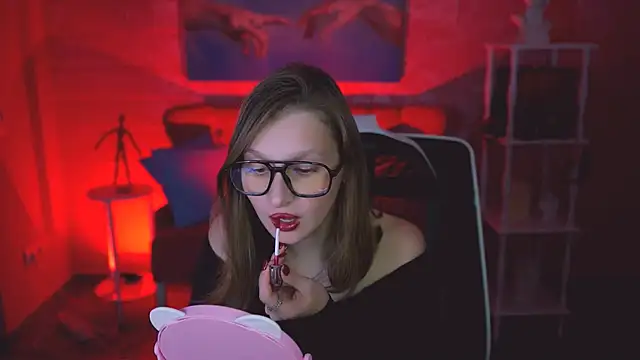 Snapshot of EllaHorton chatting on 11.18.25 EllaHorton online show from 11.18.25