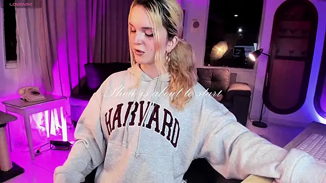 misschloe   online show from 01.03.25