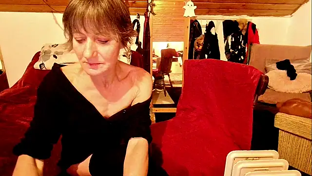 Snapshot of Hot_Colettte chatting on 11.24.25 Hot Colettte online show from 11.24.25