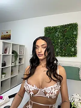 Snapshot of AylinRoss chatting on 01.19.25 AylinRoss online show from 01.19.25